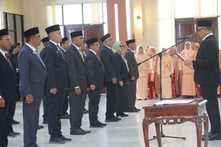 BUPATI BURU LANTIK PEJABAT PIMPINAN TINGGI PRATAMA DI LINGKUNGAN PEMERINTAHAN KABUPATEN BURU